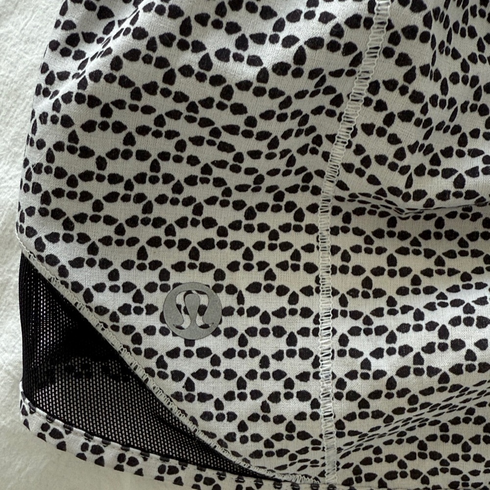 Lululemon Athletica Black and White Hotty Hot Athletic Shorts - Picture 2 of 2